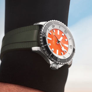 Kelly slater breitling hotsell